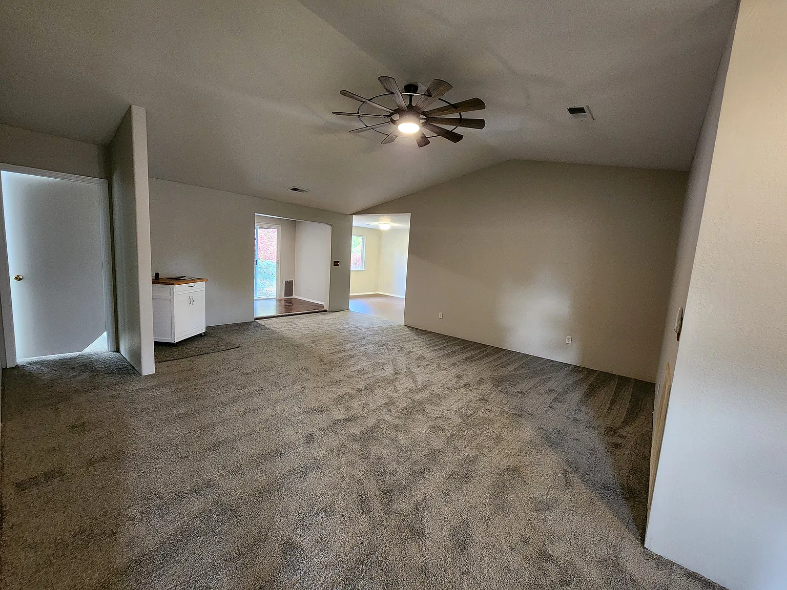 5 bed, 2358 sqft, $3,250 — Photo 3