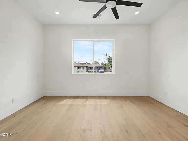 3229 E Roma Ave — Photo 26