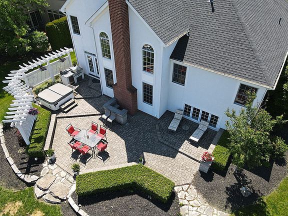 5th image of 5685 Medallion Dr W