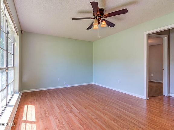 4th image of 713 Shirley Dr