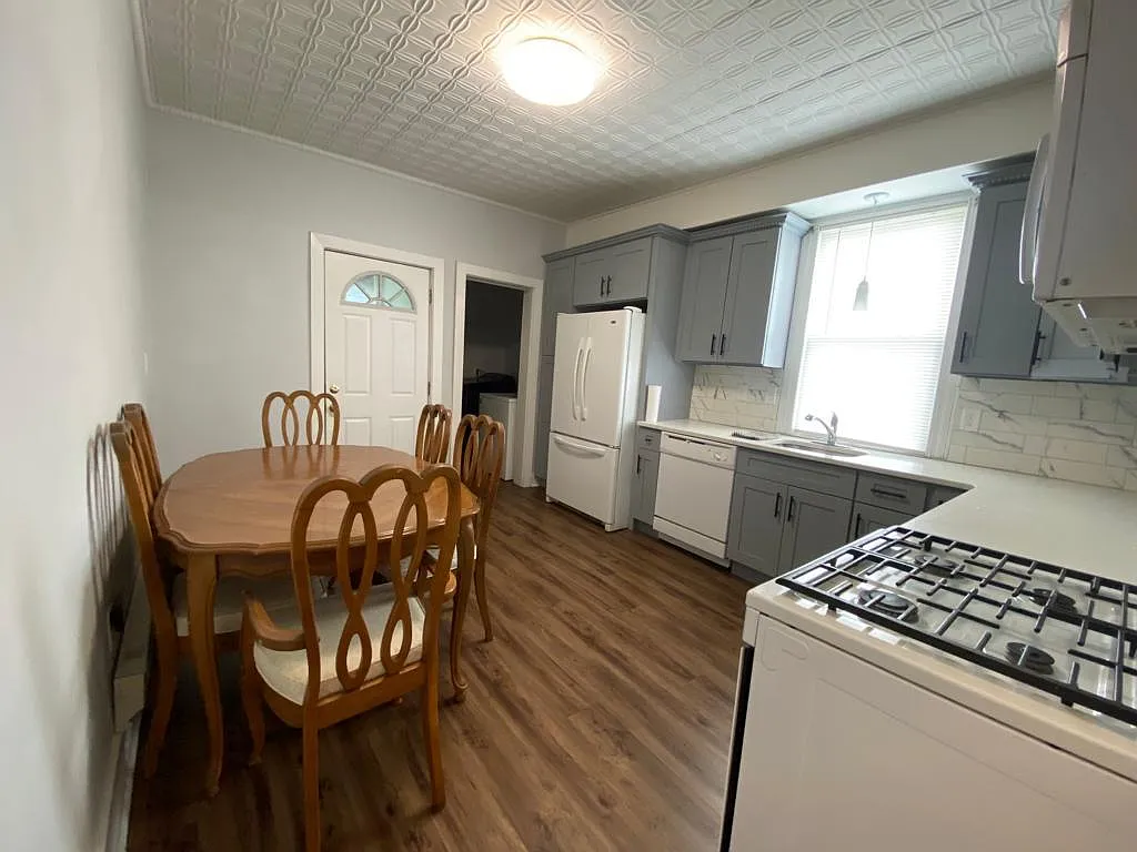 3 bed, $2,500 — Photo 3