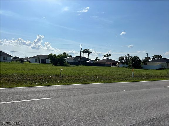 3rd image of 618 Chiquita Blvd N