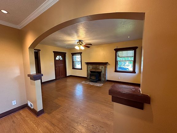 4th image of 1272 E Crandall Ave #A