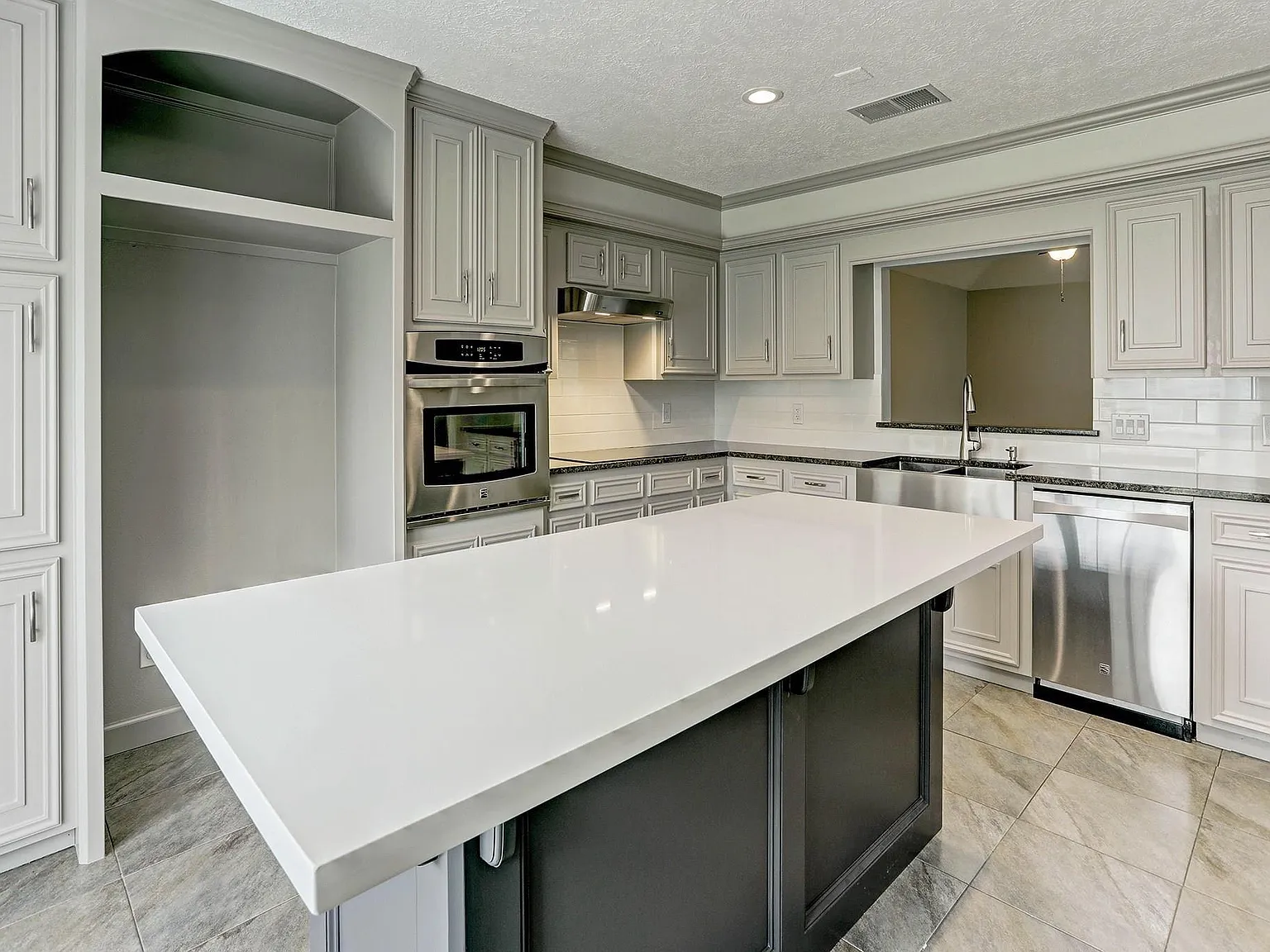 3 bed, 2.0 bath, 1586 sqft, $1,700 — Photo 4