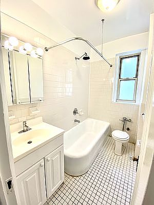 5th image of 200 E 63rd St APT 5C