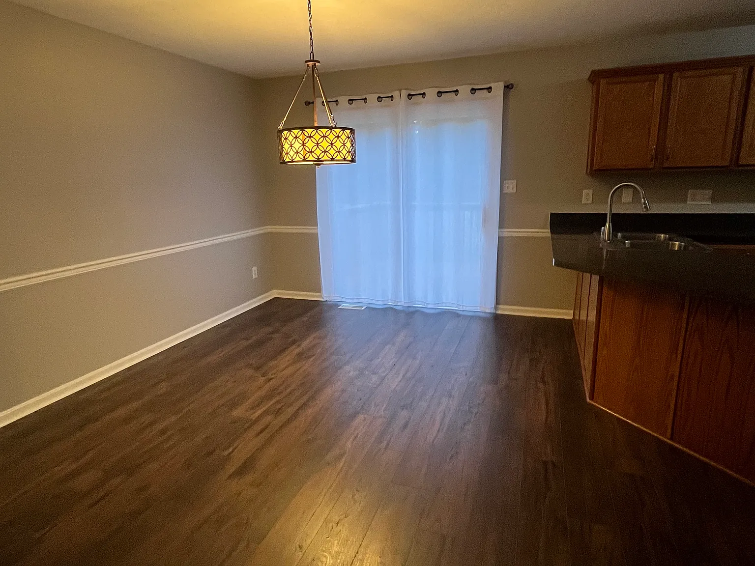 3 bed, 1886 sqft, $2,200 — Photo 3