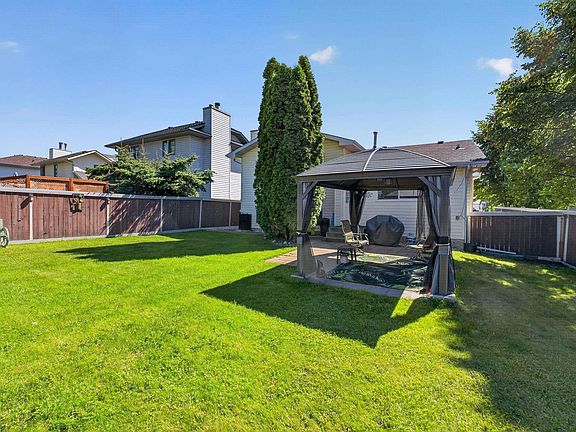 3rd image of 2 Woodside Cres