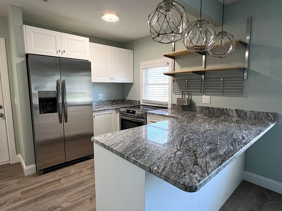 Open-Concept Living with Breakfast Bar
The kitchen flows seamlessly into the dining and living area, with a spacious breakfast bar that's perfect for casual meals, entertaining guests, or morning coffee.