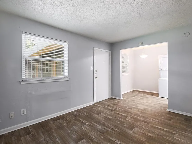 2401 Manor Rd #102 — Photo 5