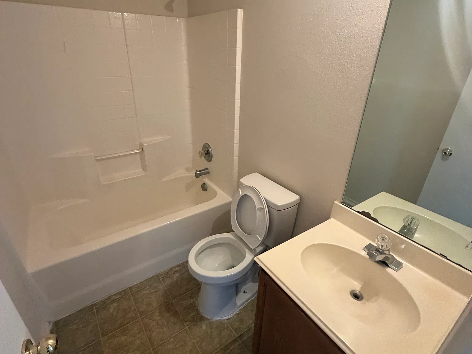 3 bed, 1380 sqft, $2,000 — Photo 3