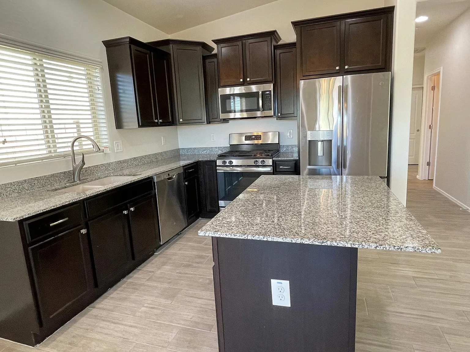 3 bed, 1572 sqft, $2,485 — Photo 3
