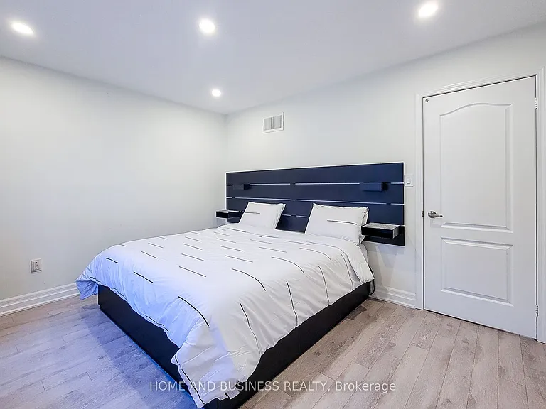 2374 Baintree Cres — Photo 18