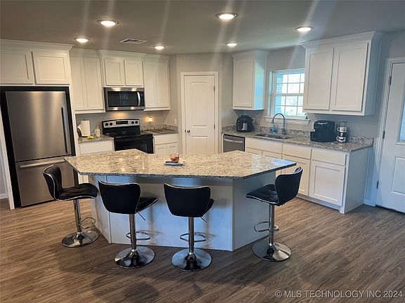 4th image of 15967 Sunflower Ln