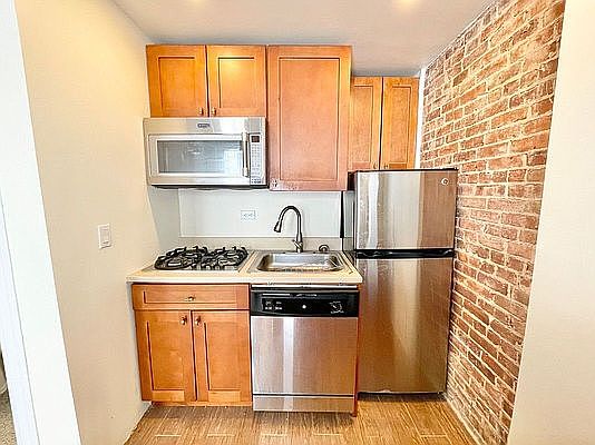 5th image of 122 E 64th St APT 3F