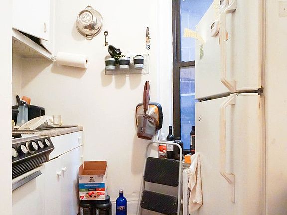 4th image of 226 E 6th St APT 1B