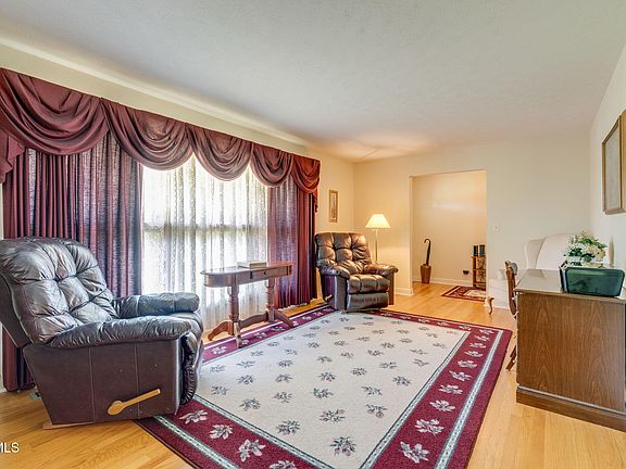 3rd image of 912 Spring Valley Dr