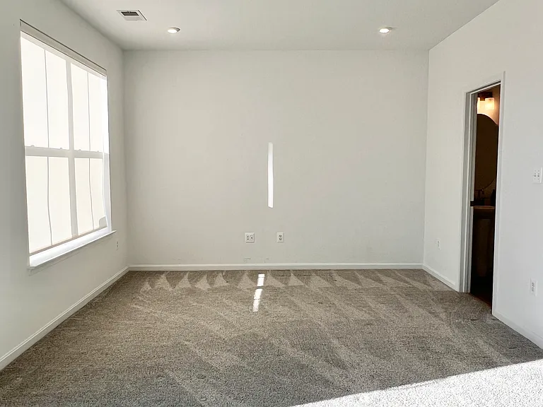 310 Andrew Ct — Photo 3