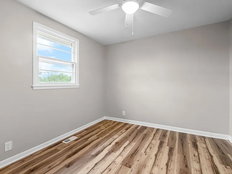 895 W Sharpe Ave #B — Photo 13