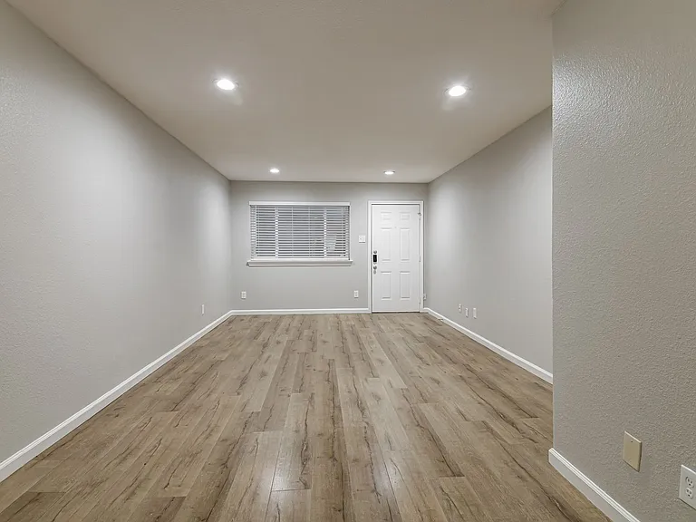 Reiger Park Apartments — Photo 39