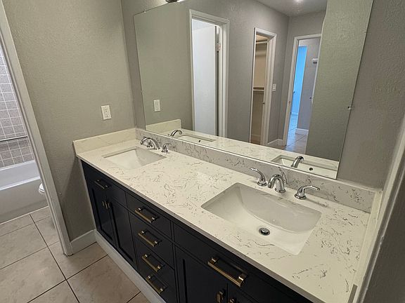 2nd image of 627 Acacia Way APT 3