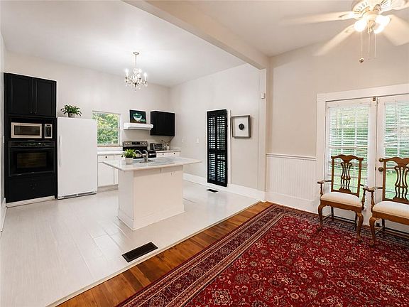 4th image of 1090 Forest Ave