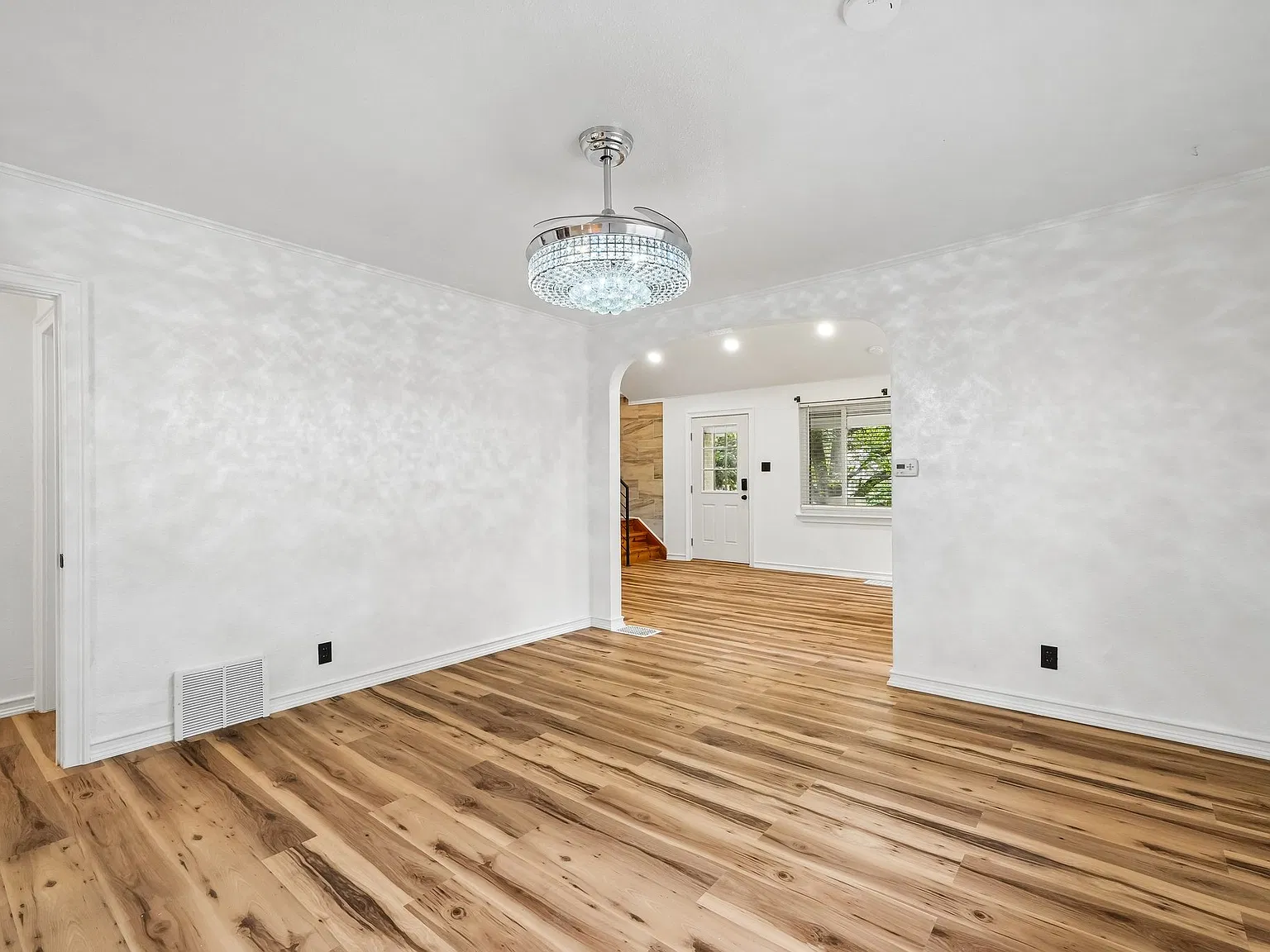 5 bed, 4450 sqft, $5,400 — Photo 2
