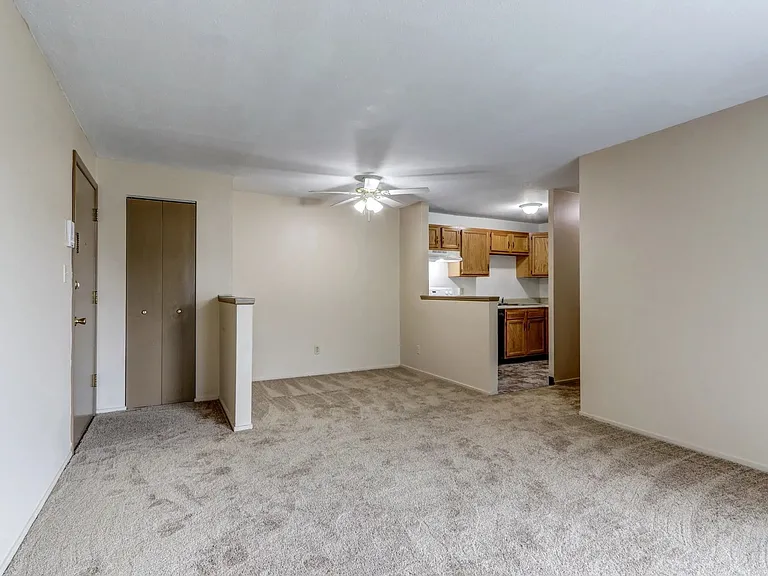 Ellacott Parkway Apartments — Photo 32