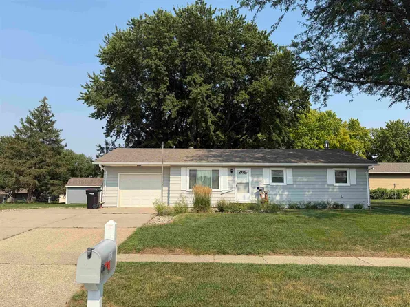 1002 Jackson St, Yankton, SD 57078