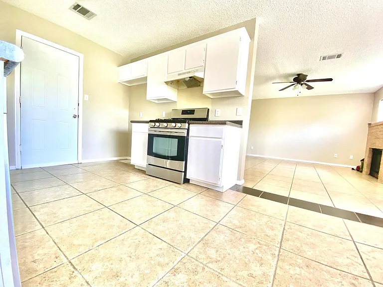 1703 Sylvia Ln — Photo 24