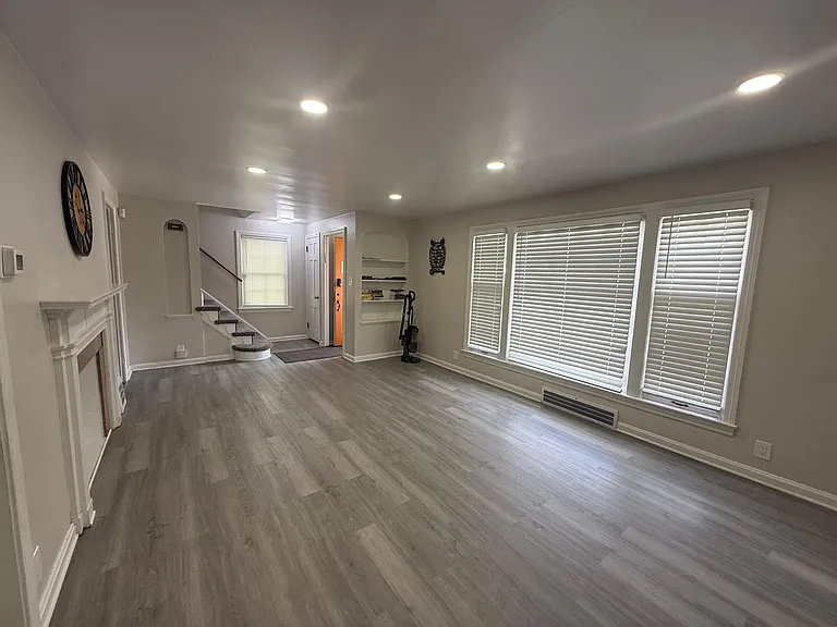 4350 Silsby Rd — Photo 2