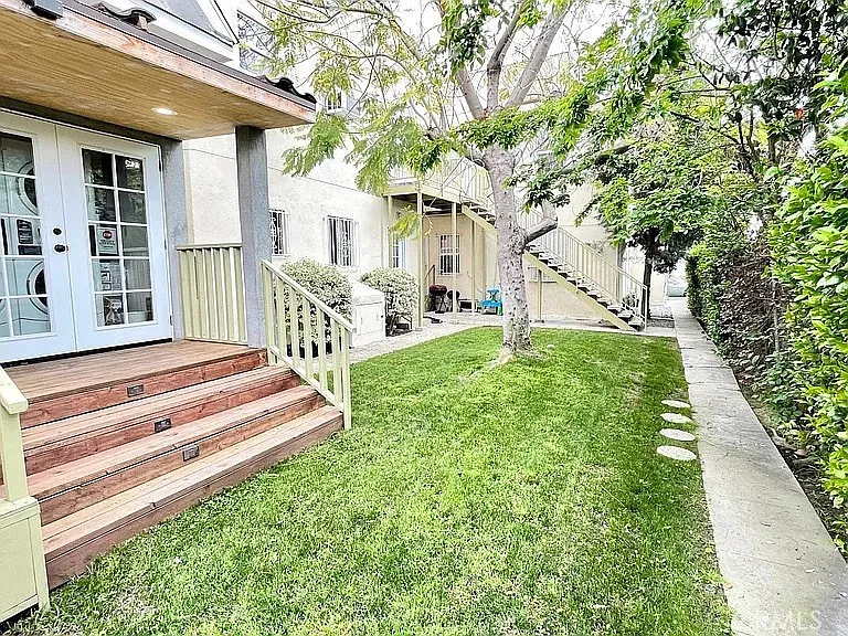 1557 W 36th Pl — Photo 24