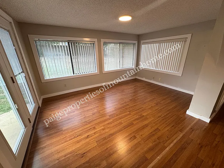 106 Parkview Cir — Photo 3