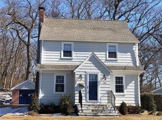 130 Crestwood Rd, Fairfield, CT 06824