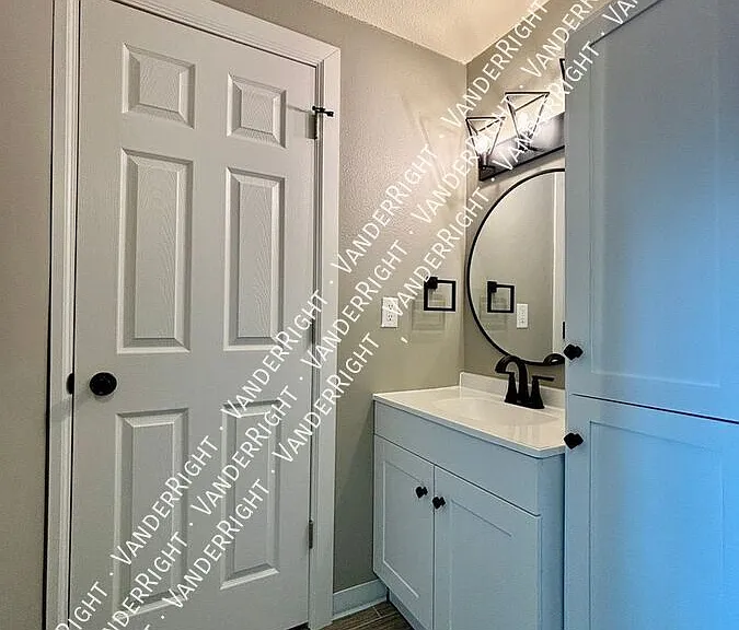 215 E 3rd St #1 — Photo 10