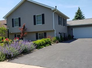 6 Autumn Ln, Streamwood, IL 60107
