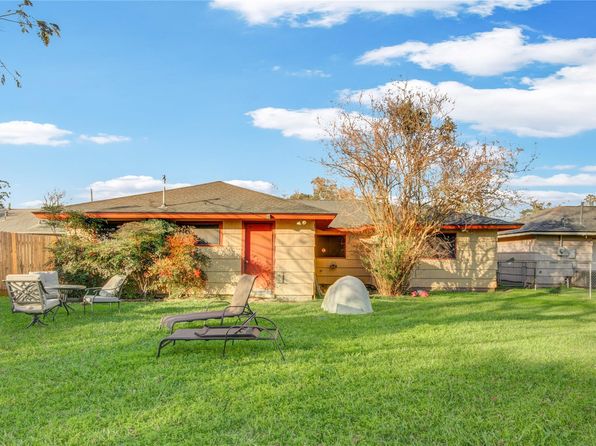 118 Poinsetta St, Lake Jackson, TX 77566