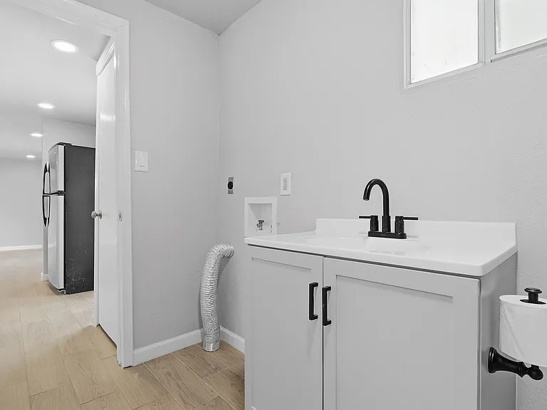 593 Myra St — Photo 20