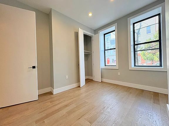 4th image of 252 Melrose St APT 1L