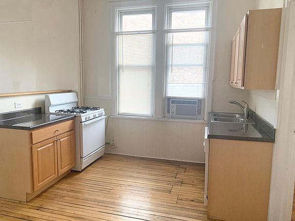 3rd image of 1084 N Marshfield Ave #3