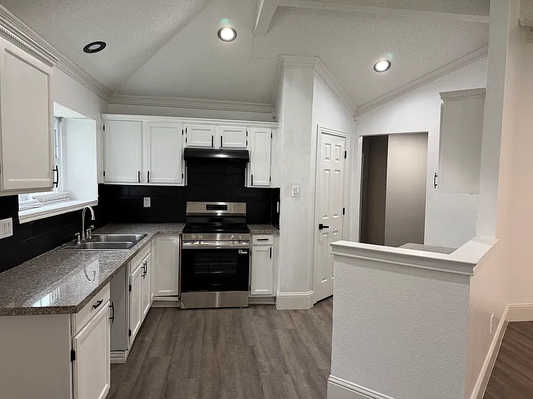 310 Kalmia Dr — Photo 10
