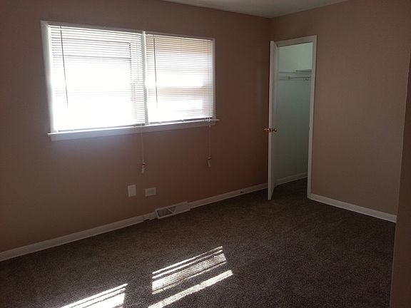 3rd image of 15917 Woodbridge Ave