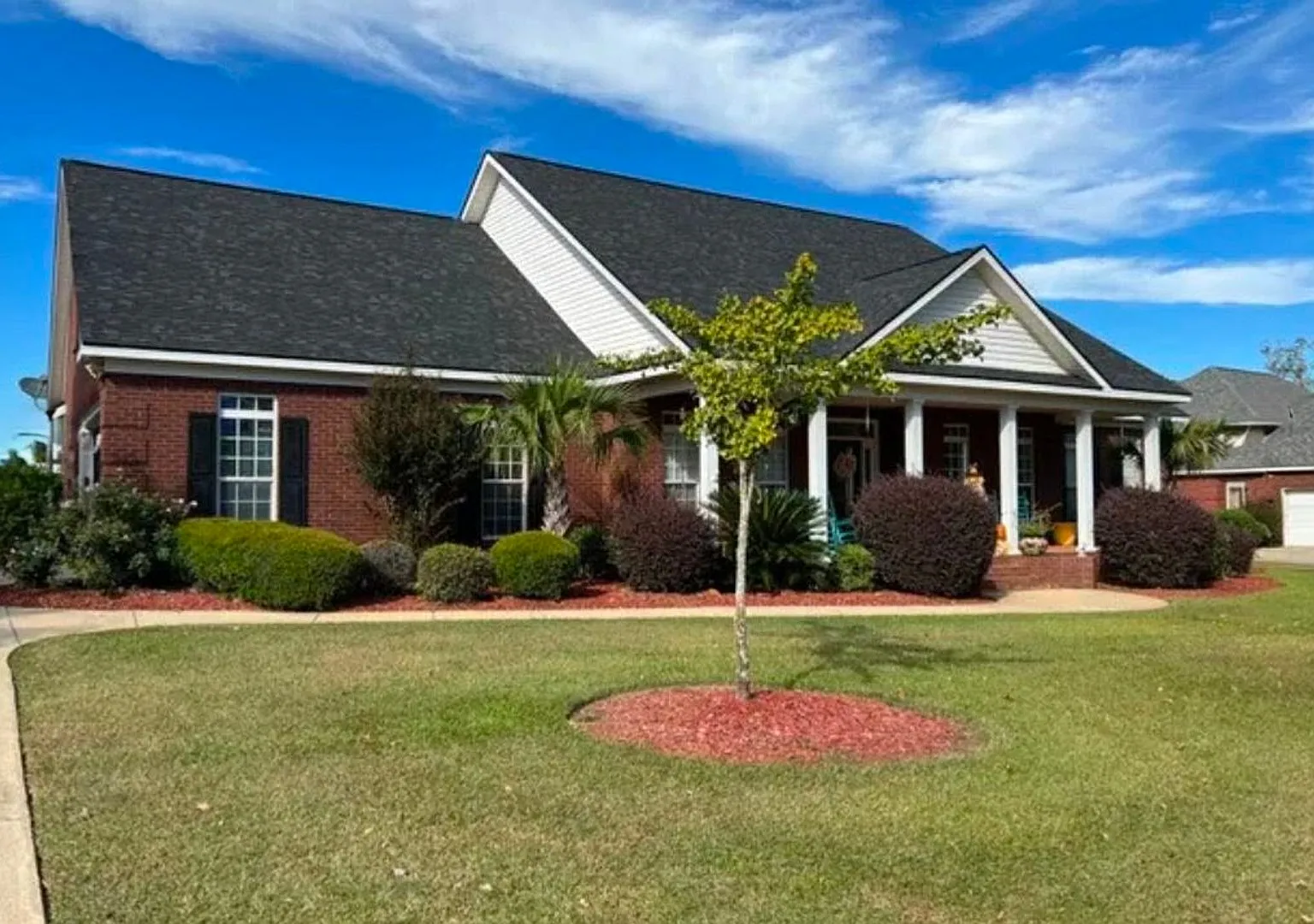 five bedrooms, five and a half bathrooms, a year-round heated swimming pool, and an ultimate back... — Photo 2