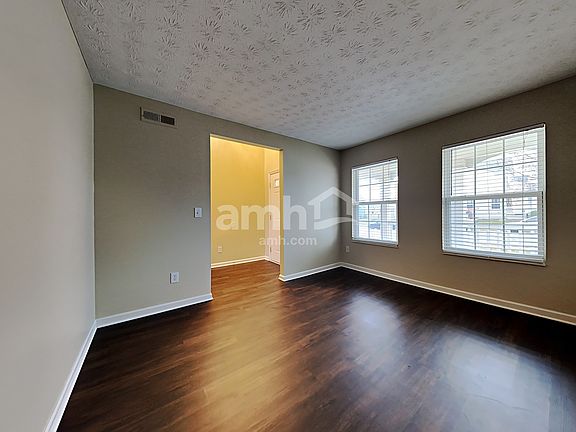 2nd image of 400 Thompson St