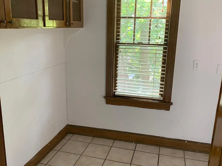 300 NW 21st St #5 — Photo 14