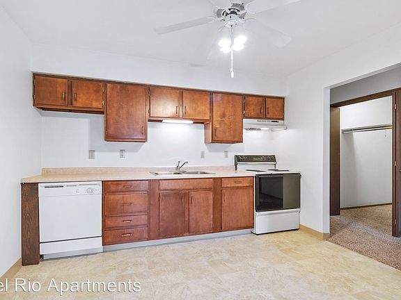 4th image of 631 W Briar Ln #213