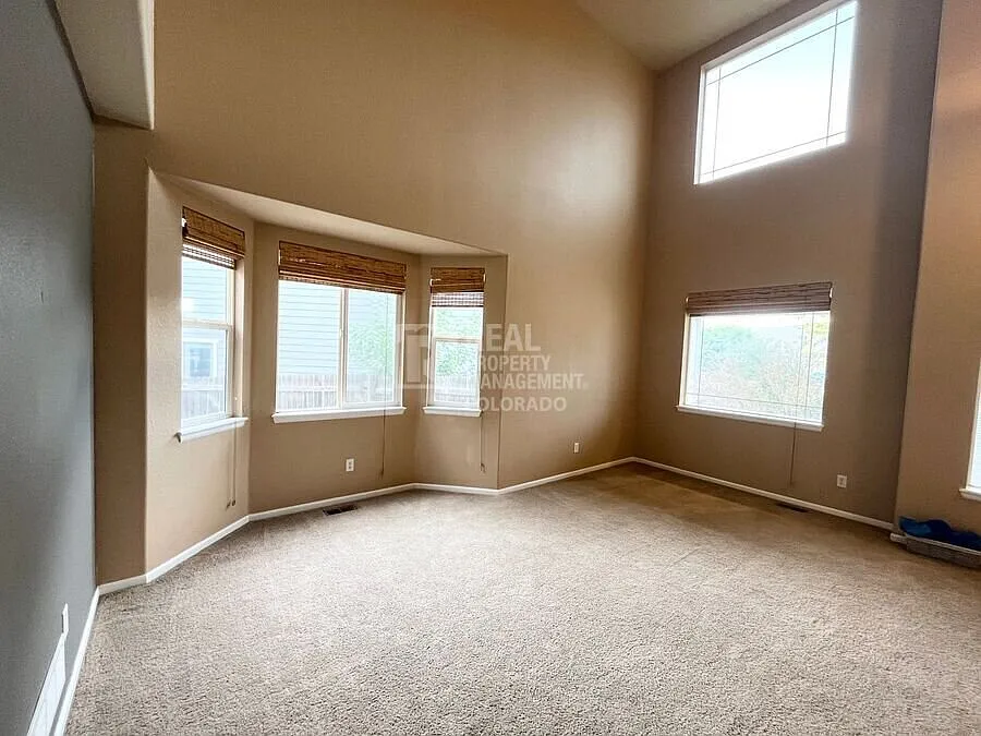Spacious 5 Bedroom Home with Finished Basement, Office & 3-Car Garage — Photo 4