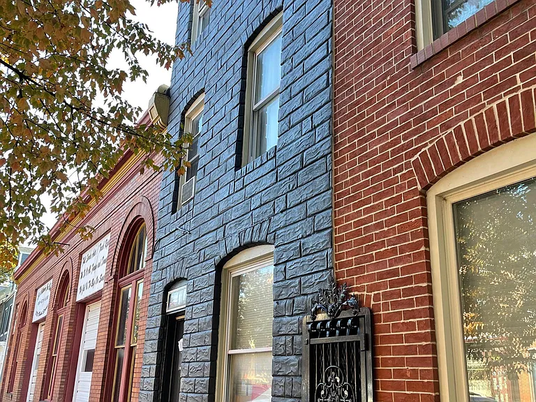 1811 Bank Street
Front of Building
Secure gate that leads into the main entrance