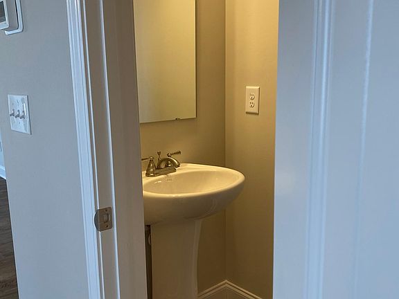 5th image of 33 S Charles Dr