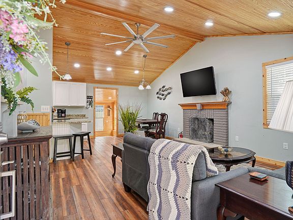 5th image of 939 Black Oak Rd