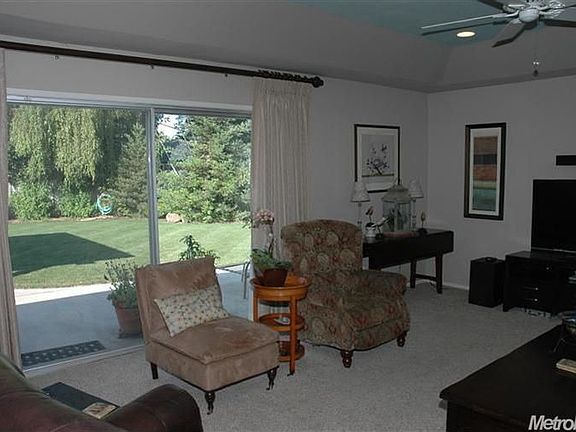 3rd image of 703 Donner Way